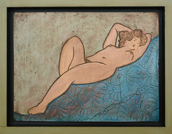 Femme nue allongée, posant sur un fond aux motifs bleus et terreux.