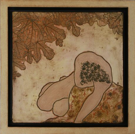 Femme nue allongée, recouverte de feuillage, dans une composition artistique simple.