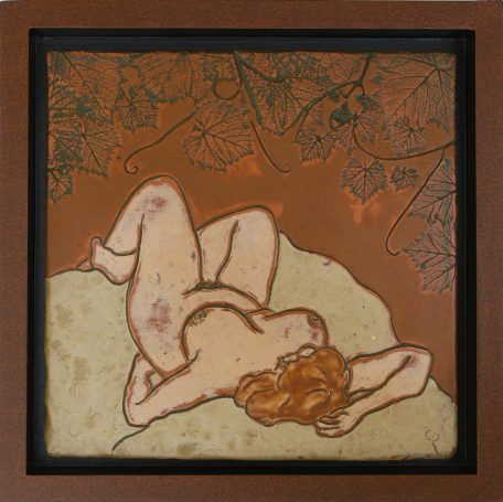 Femme nue allongée sur un lit, entourée de feuillages stylisés.