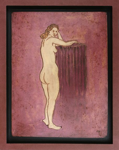 Femme nue posant devant un rideau, fond rose avec des touches de couleur.