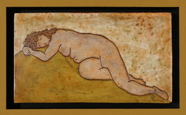 Femme nue allongée sur un rocher, position recroquevillée, style artistique sobre.