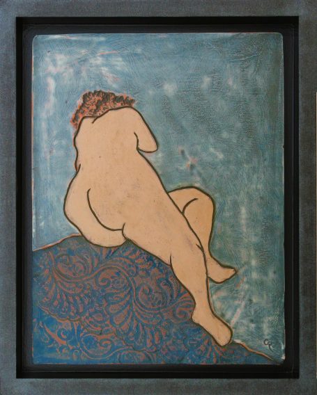 Femme nue assise de dos sur un fond bleu, sur un motif de vagues rouges.