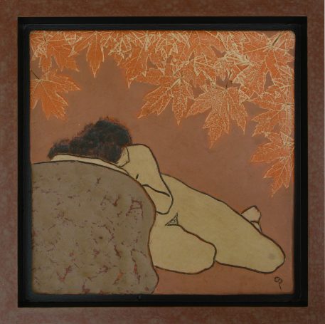 Femme nue allongée sur une pierre, entourée de feuilles d'automne.