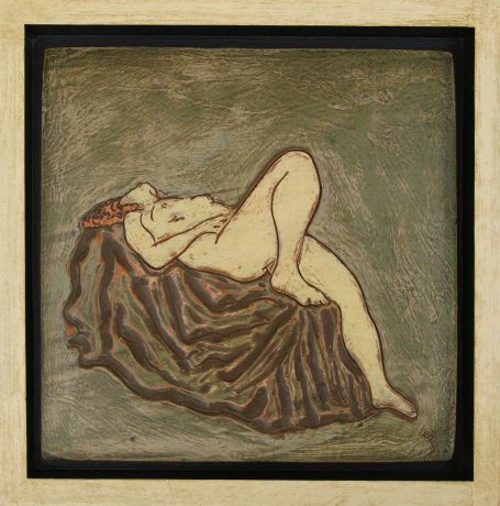 Femme nue reclinée sur un drap, style artistique avec des couleurs douces.