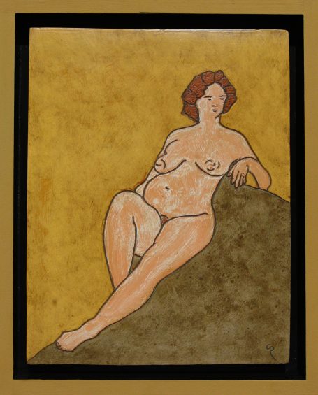 Femme nue aux cheveux roux, assise sur une pierre, sur fond jaune.