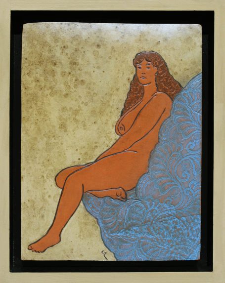 Femme nue assise sur un rocher bleu, avec des cheveux longs et ondulés.